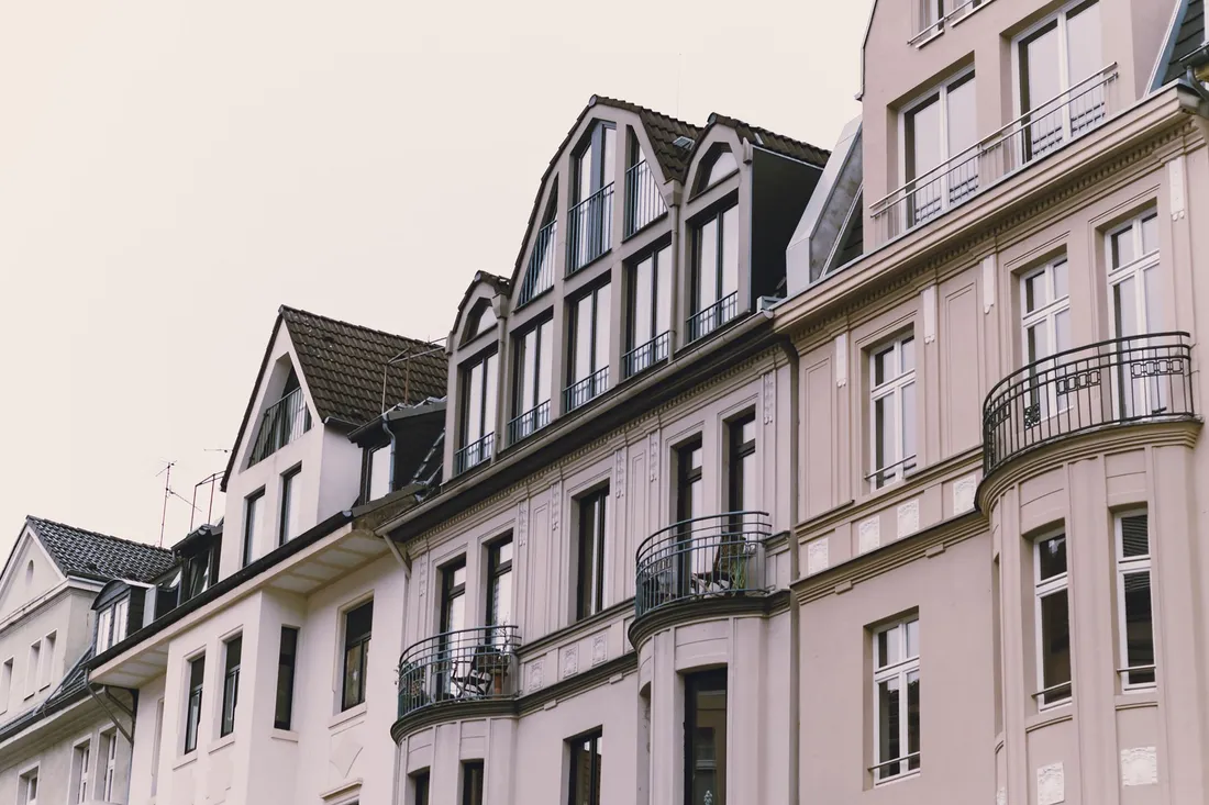 Wohnhausfassade mit vielen Balkonen über mehrere Etagen