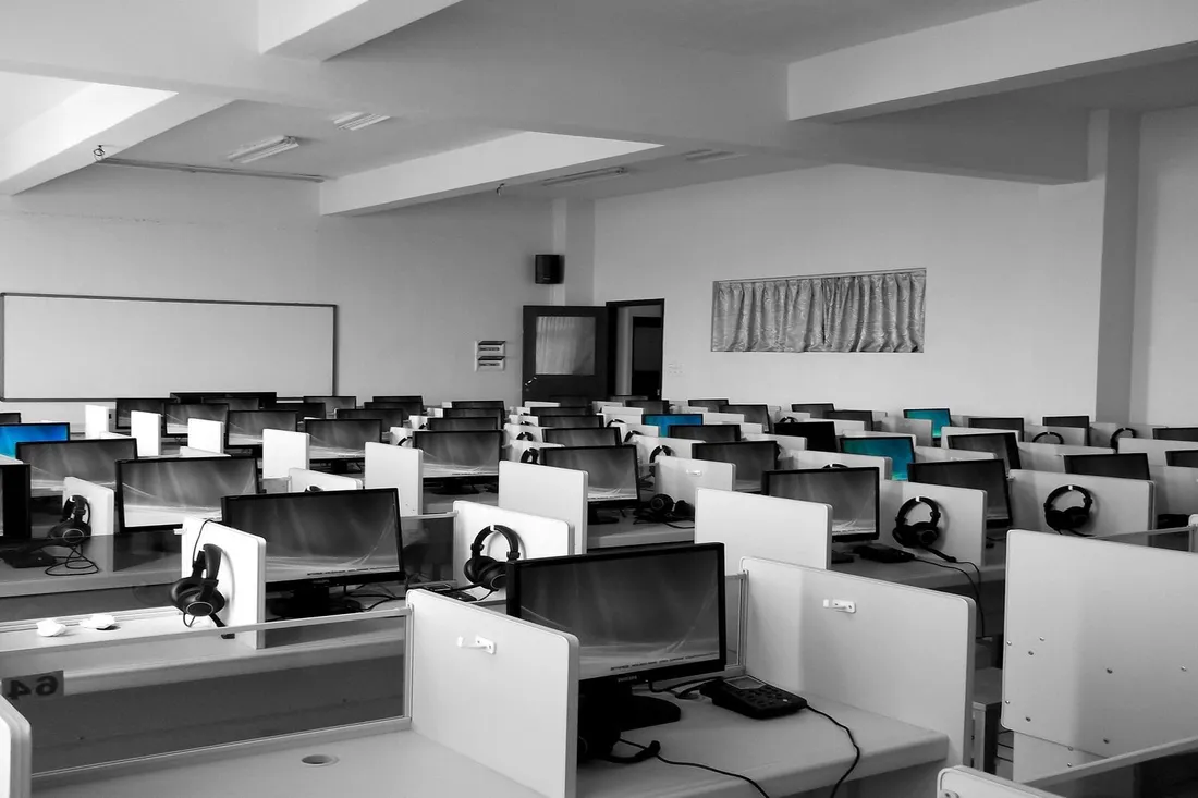 Büro mit mehreren Arbeitsplätzen und Monitoren in Eberswalde
