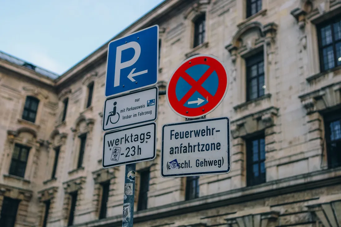 Mobile Halteverbotsschilder am Straßenrand